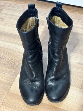 FRYE Courtney Zip Short Black Leather Ankle Boots Size 8 B